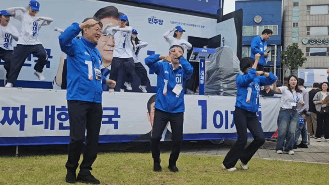 한병도 더불어민주당 선대위 국민참여본부장이 16일 전북 익산에서 진행된 이재명 민주당 대선 후보 유세 현장에서 활동하는 모습. / 영상=머니투데이 이승주 기자  