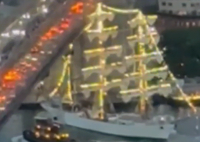 멕시코 해군 훈련용 범선이 '뉴욕의 명물'로 꼽히는 브루클린 다리에 충돌하면서 생도 1명과 선원 1명이 숨졌다. 이들은 돛대 위에 서 있는 퍼포먼스를 벌이다 돛대보다 낮은 다리에 부딪치면서 변을 당한 것으로 알려졌다./사진=X(옛 트위터)