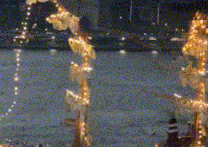 멕시코 해군 훈련용 범선이 '뉴욕의 명물'로 꼽히는 브루클린 다리에 충돌하면서 생도 1명과 선원 1명이 숨졌다. 이들은 돛대 위에 서 있는 퍼포먼스를 벌이다 돛대보다 낮은 다리에 부딪치면서 변을 당한 것으로 알려졌다./사진=X(옛 트위터)