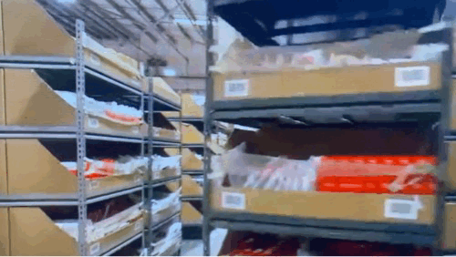 징둥 베이징 물류센터(인텔리전스로지스틱스파크) 내 제품 적재 로봇들이 오가고 있다./사진=JD.com