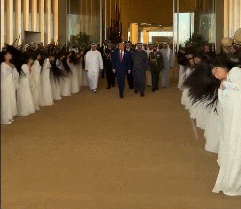 도널드 트럼프 미국 대통령이 아랍에미리트(UAE) 전통 의식 '알 아얄라'(Al-Ayyala)를 받고 있다. /사진='WION' X 갈무리