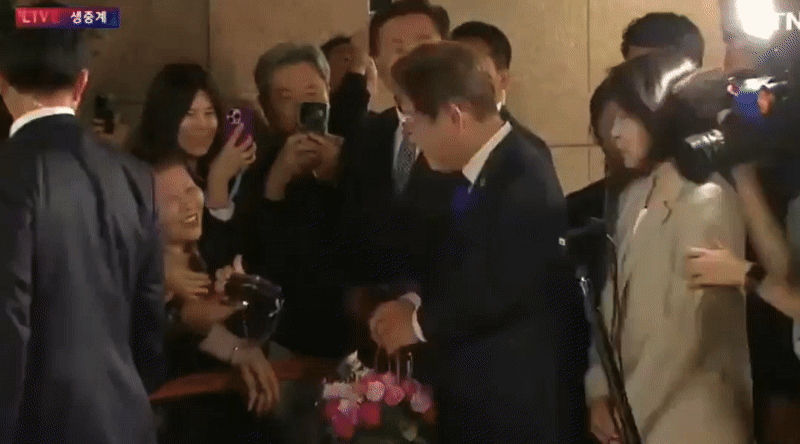 이재명 더불어민주당 대통령 후보가 지난 3일 밤 당선이 확실시된 가운데 인천 계양구 자택을 나서고 있다. /자료=YTN생방송 화면캡쳐