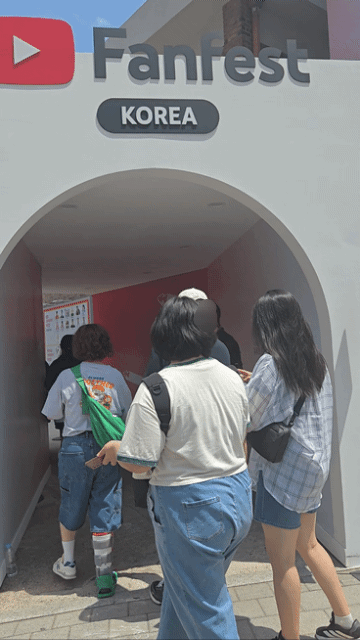 15일 방문한 유튜브 팬페스트 팝업 협장, 섭씨 30도가 넘는 무더위에도 십수 명의 사람들이 줄지어 입장했다./사진=이찬종 기자