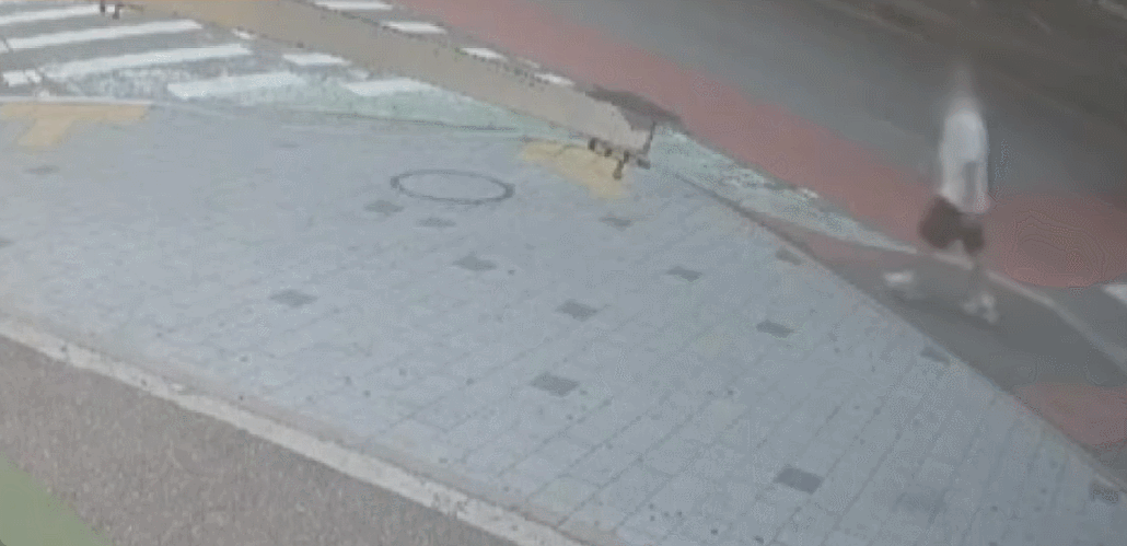 인테리어 업체 실수로 건물 10층에서 유리창이 떨어져 시민들 안전을 위협한 모습이 공개됐다./영상=JTBC '사건반장'