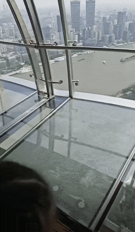 중국 상하이 랜드마크인 동방명주의 고층 전망대에서 유리 바닥 균열 사고가 발생했다./영상=더우인