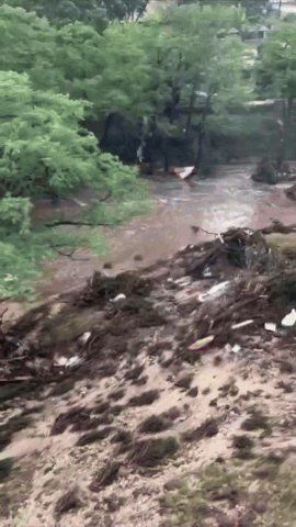 미국 텍사스주에 내린 기록적인 폭우로 4일(현지시간) 새벽 과달루페강 수위가 불과 45분만에 8m나 치솟으며 '돌발 홍수'가 발생했다. /영상=X