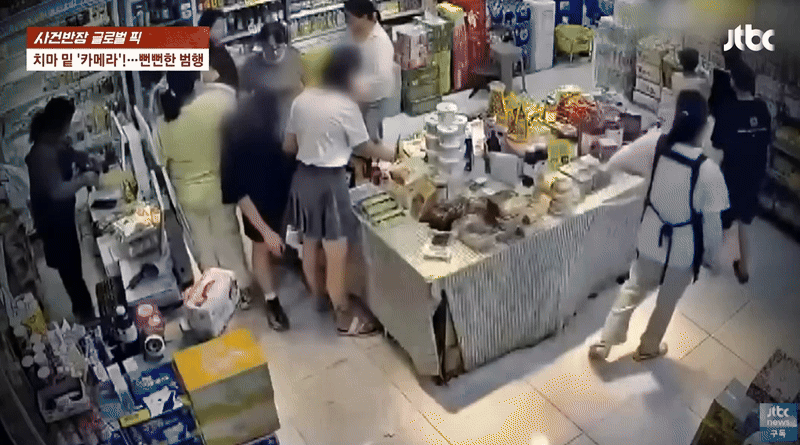 장 보는 여성의 치마 밑에 핸드폰을 넣어 불법 촬영 행위를 한 중국 남학생 모습이 담긴 CCTV 영상이 공개됐다. /사진=JTBC '사건반장' 캡처