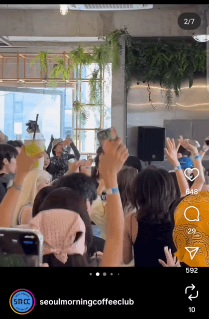 SMCC가 주최한 '레이브' 행사. 참여자들은 매달 1회 오전 7시~10시까지 디스코 음악에 맞춰 춤을 춘다. 술은 마시지 않는다. /영상=SMCC 인스타그램 계정