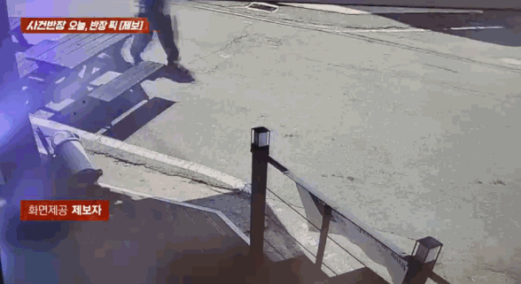 편의점 앞을 지나가던 여성이 라면 국물통을 훔쳐가는 모습이 공개됐다./영상=JTBC '사건반장'