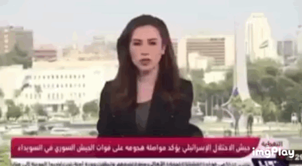 16일(현지시간) 뉴스를 진행하던 시리아 앵커가 이스라엘 공습에 놀라 자리를 피하고 있다./사진=X