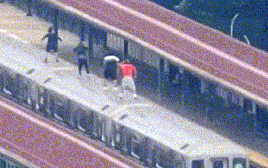 미국 뉴욕에서 달리는 지하철 위에 올라타는 이른바 '지하철 서핑'을 하던 청소년 4명이 경찰에 의해 체포됐다./사진=CBS, 뉴욕경찰