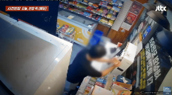 한 남녀가 무인매장 키오스크를 파손한 뒤 현금을 훔치려고 시도한 사건이 발생했다. /사진=JTBC '사건반장' 캡처 