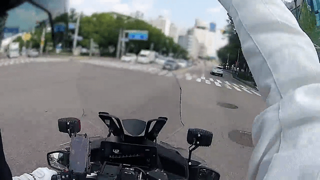 구급차를 경기 부천에서 서울로 빠르게 보내고자 교통을 통제하는 경찰 사이드카 모습. /사진=뉴스1