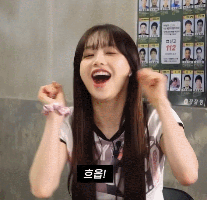 츄가 한 웹 예능에 출연해 '꽁냥이' 챌린지를 선보이고 있다. /영상=유튜브 갈무리