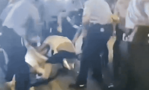 지난 3일 중국 쓰촨성에서 열린 대규모 시위참가자들을 공안이 강제 진압하고 있는 모습으로 온라인에서 확산된 영상./사진=HRIC(Human Rights in China) SNS화면캡쳐