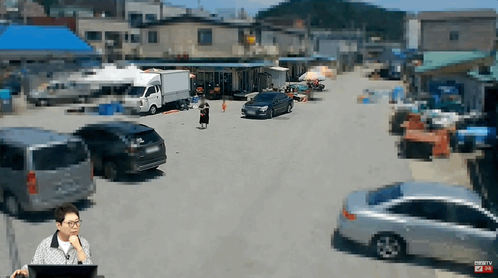 지난 6월 경북 한 주차장에서 15개월 아기가 혼자 걷던 중 차량에 치이는 사고가 발생했다./영상=유튜브 채널 '한문철 TV' 