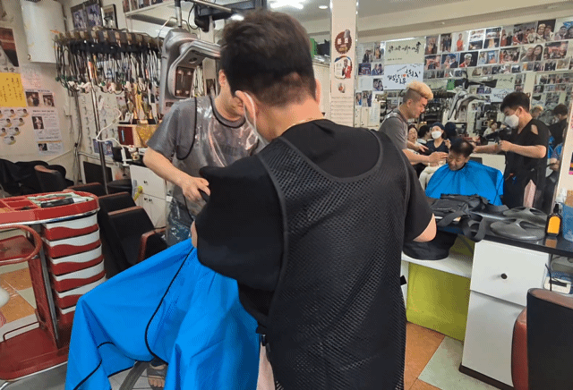 트로트 가수이자 장애인 전문방송 진행자인 오준호씨(54)는 '수석조수'를 자처한다. 오씨의 머리는 조씨가 직접 스타일링한 것이다. 오씨는 "봉사한다고 그래서 '난 봉사하는거야'라는 마음을 가지고 하면 안 된다. 그냥 똑같은 마음을 유지해야 한다"라고 말했다. /사진=박진호 기자