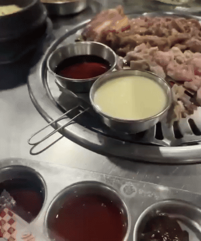 틱톡에서 조회수 2600만회 이상을 기록하며 논란이 된 한국식 바비큐 식당 불판에서 구더기가 기어 다니는 영상. 문제의 식당은 필리핀에 위치한 것으로 확인됐다. /사진=틱톡 캡처(@riiicaaaa)