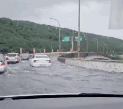 지난 13일 중부지방에 쏟아진 폭우에 가양대교가 잠긴 모습. /사진=SNS 갈무리