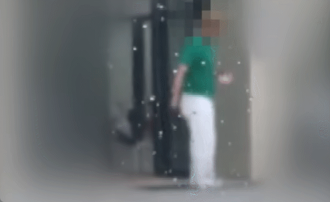 아이들과 방문한 카페에서 '1인 1음료' 주문 안내를 따르지 않았다는 이유로 쫓겨났다는 사연이 전해졌다./영상=JTBC '사건반장'