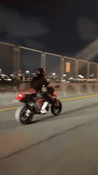 경찰이 서울 도심 한복판에서 오토바이 앞바퀴를 드는 등 위험 운전한 폭주족 11명을 검거했다./영상제공=서울성동경찰서.