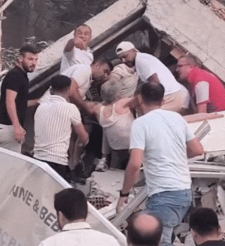 튀르키예 시민들이 맨손으로 지진 피해자를 구조하고 있는 모습./사진=미국 폭스뉴스 SNS 캡처