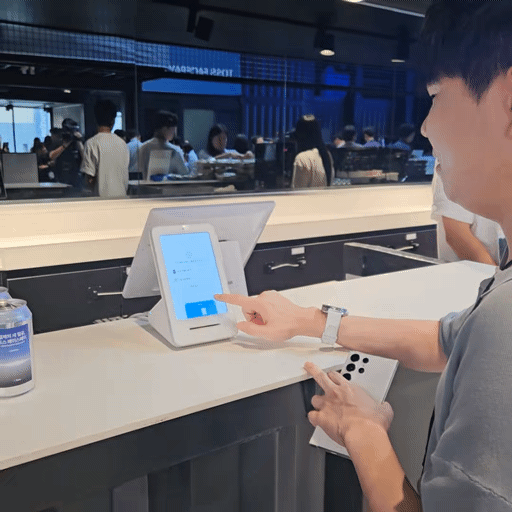  2일 서울 강남구 에스제이쿤스트할레에서 ‘토스 페이스페이’를 직접 체험하는 모습./사진=이창섭 기자.