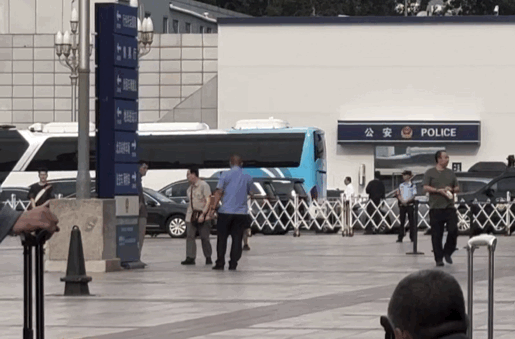 김정은 북한 국무위원장이 탑승한 것으로 추정되는 차량이 베이징역을 빠져나가고 있다.(먼쪽) /영상=베이징 공동취재단