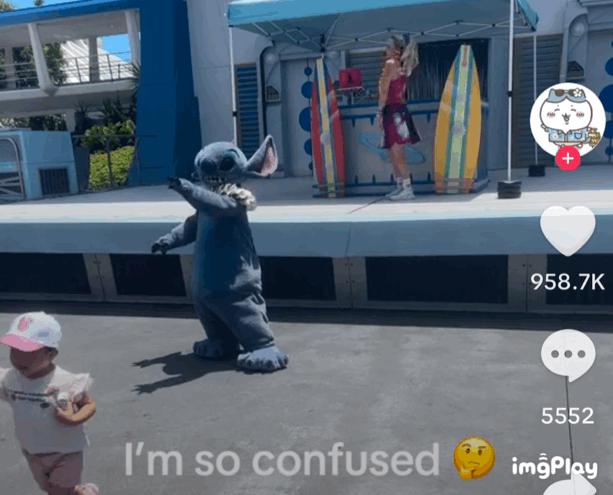미국 디즈니월드에서 인기 캐릭터 스티치가 소다팝 춤을 추고 있다./사진=틱톡
