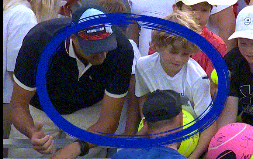 선수가 소년에게 건넨 모자를 성인 남성이 가로채는 장면. /영상=X 갈무리