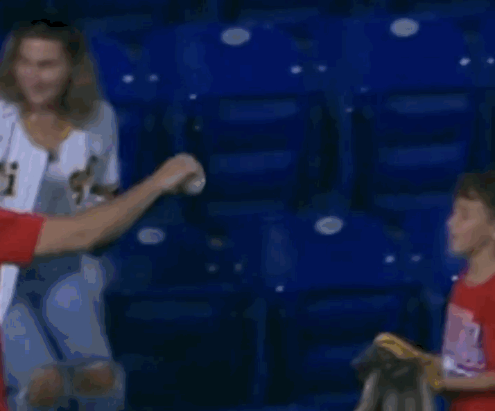 한 미국 여성 야구팬이 홈런볼을 주운 남성에게 공이 자신의 것이라고 항의하고 있다. /사진=SNS 갈무리 