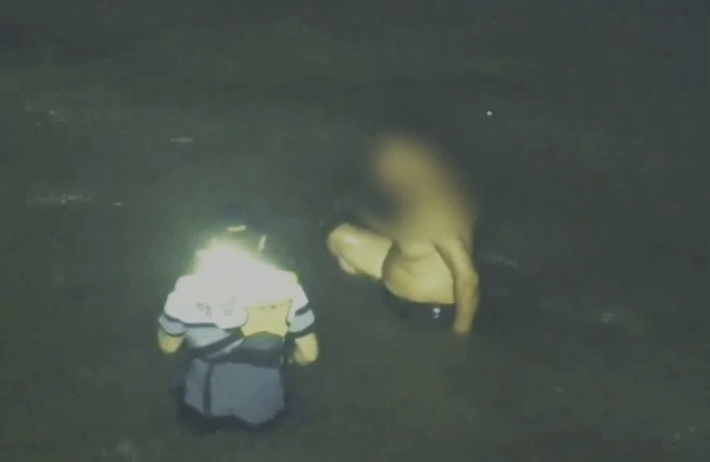 갯벌에 고립된 중국 국적 남성을 구하기 위해 구명조끼까지 벗어주고 숨진 인천해양경찰서 영흥파출소 소속 고(故) 이재석 경사/영상=뉴시스(인천해양경찰서 제공)