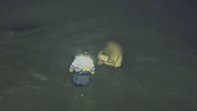 고(故) 이재석 경사가 구명 조끼를 70대 중국인에게 벗어주는 모습. /사진=뉴스1(인천해양경찰서 제공)