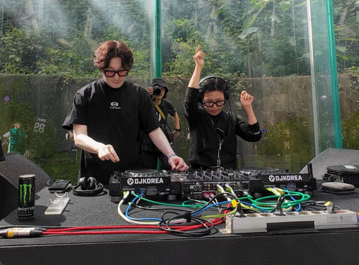 일렉트로닉 뮤직 페스티벌 '울트라 코리아 2025'에서 디제잉을 선보이는 이선희. /영상=유튜브 채널 '리마로 REAL MY ROAD' 갈무리 