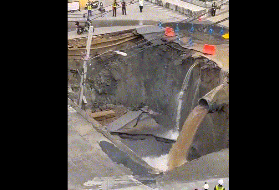 태국 수도 방콕에서 50m 깊이의 대형 싱크홀이 발생해 교통이 마비됐다./사진=레딧