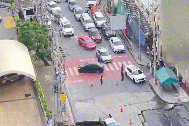 태국 수도 방콕에서 50m 깊이의 대형 싱크홀이 발생해 교통이 마비됐다./사진=레딧