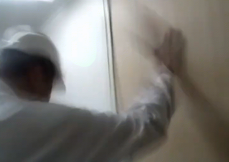 당시 선실 내에서 혹여나 남아있을 선원들에게 화재 사실을 알리러 다니는 구조대원들/사진=YTN 보도화면 갈무리