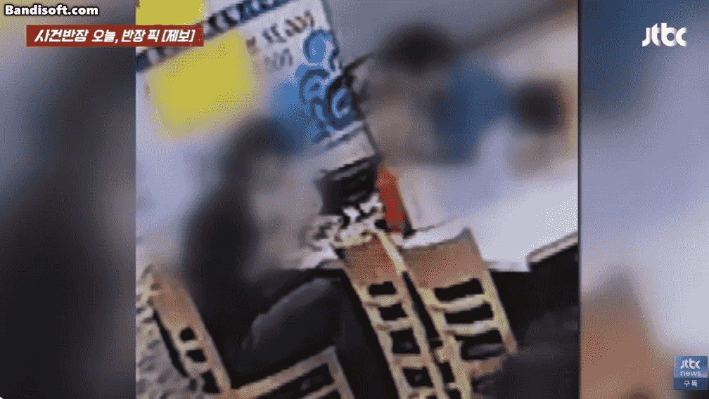 횟집에서 매운탕에 '먹던 무'를 집어넣은 후 "음식을 재탕한다"고 항의한 손님의 모습이 CC(폐쇄회로)TV에 담겼다. /영상=JTBC '사건반장'