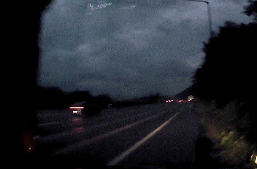 600m를 끌려가다 갓길에 세워지는 A씨 차량. 가해 트레일러는 비상등을 켜고 멈추는가 싶더니 현장을 떠나버렸다/사진=온라인 커뮤니티(A씨 제공)