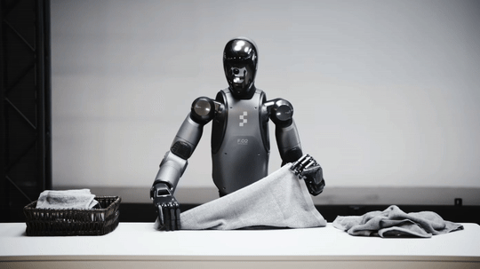 피규어AI가 개발중인 휴머노이드 로봇 '피규어 02'가 빨래를 개고 있다/유튜브 캡처