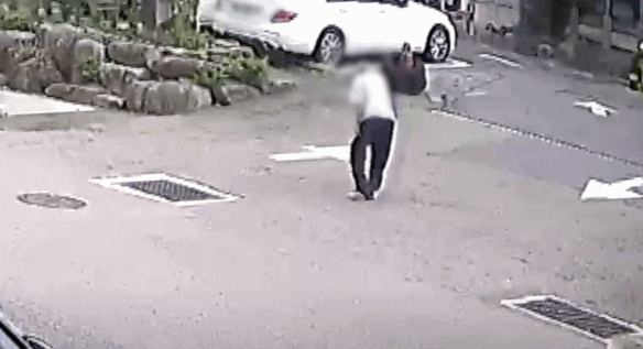 병원 가던 길에 몸에 힘이 빠져 주저앉은 노인이 시민과 경찰 도움으로 무사히 치료받고 건강을 회복했다./영상=유튜브 채널 '경찰청'