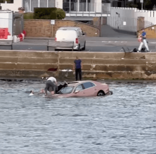 영국 남부 도싯주 풀의 샌드뱅크스 페리 웨이 항만에서 벤틀리 차량이 바닷속으로 추락해 구조대가 운전자를 구출 중인 모습. /사진=뉴스1 