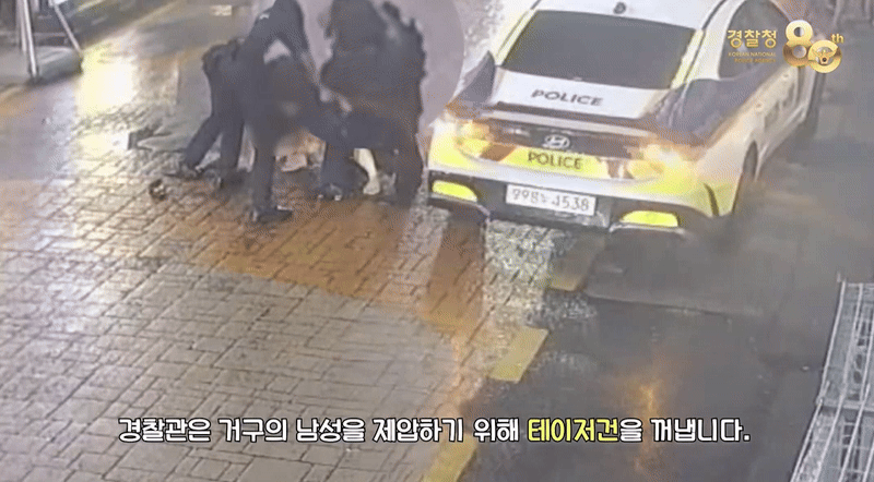 술에 취해 거리에서 행패를 부리고 경찰과 몸싸움까지 벌인 20대 남성이 검찰에 넘겨졌다. 경찰은 공식 유튜브를 통해 이 남성의 제압 과정을 공개했다. /사진=대전경찰청 유튜브 캡처