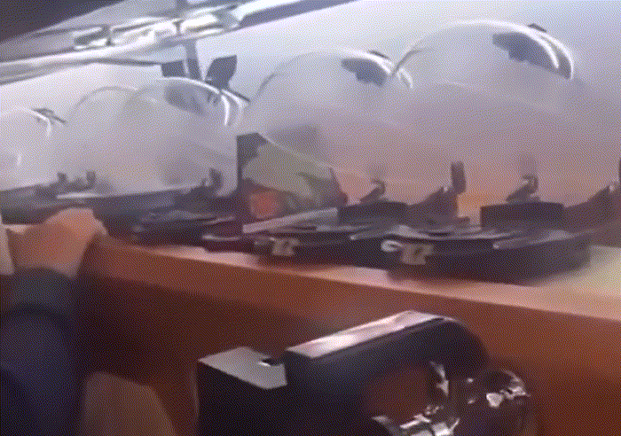 일본 대형 회전초밥 체인점에서 한 여학생이 회전대 위 초밥을 맨손으로 만지는 장면이 공개돼 공분을 사고 있다./사진=SNS