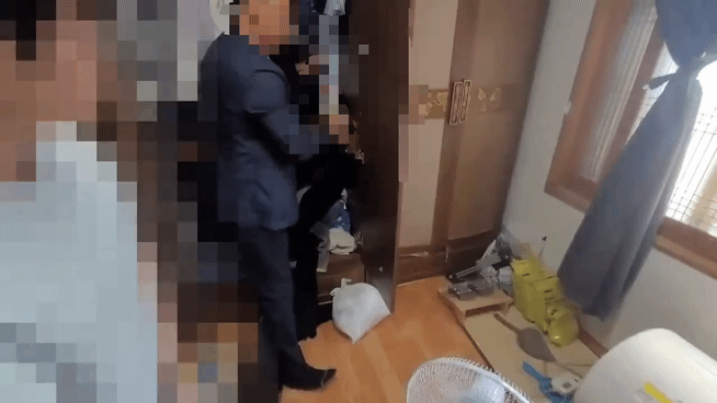 걍찰이 조직원 체포 과정에서 현금을 발견해 압수하는 모습./사진제공=서울경찰청 광역수사단.