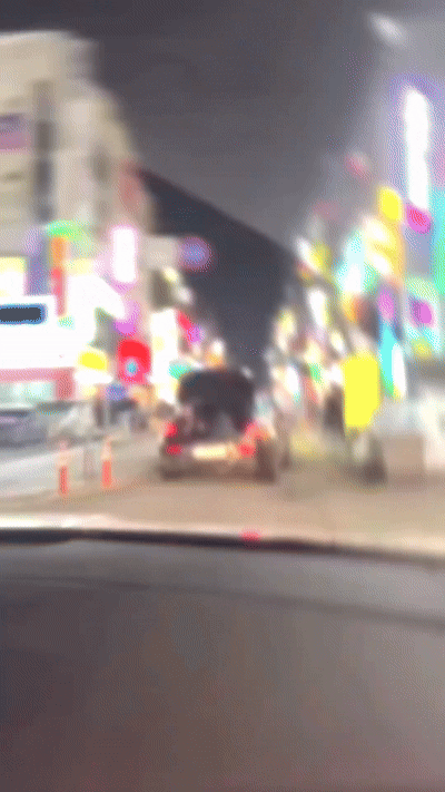 경기 안산시 한 도로에서 촬영됐다며 공개된 영상. 한 남성이 주행 중인 차량 트렁크에 누워 있다./영상=온라인 커뮤니티 '보배드림'