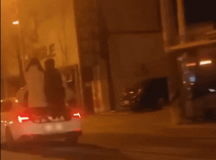 2022년 1월 차량에 자리가 부족하다는 이유로 트렁크 뚜껑을 열고 올라탄 채 이동한 20대 여성들 모습./영상=유튜브 채널 '한문철TV'