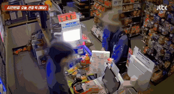 지난 21일 새벽 부산 한 편의점에서 중년 남성이 카드 결제가 되지 않아 편의점 직원을 폭행하는 등 난동을 피우고 있다. /사진=JTBC 사건반장 갈무리