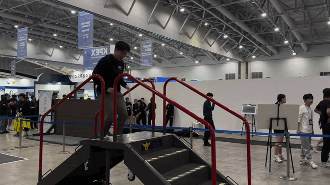 23일 오전 최문혁 기자가 장애물 달리기 코스를 체험하는 모습. 4.2㎏ 조끼를 착용해 평소보다 체력이 빨리 소모됐다./사진=최문혁 기자.