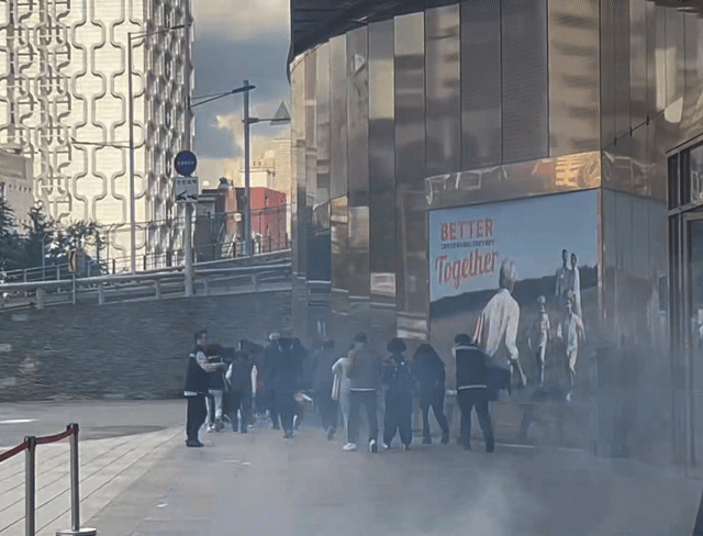 23일 오후 서울 동대문구 청량리역에서 시민들이 대피하는 모습. 이날 서울 동대문소방서는 동대문구청과 동대문경찰서 등과 함께 '2025 동대문구 안전한국훈련'을 진행했다. /사진=김지현 기자.